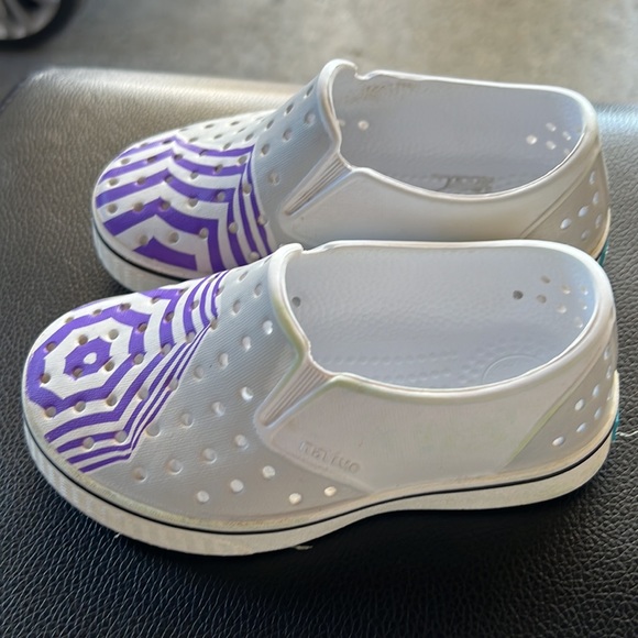 Toddler girls Native shoes gently worn size C8💜 - Picture 2 of 7